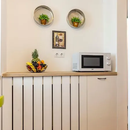 Piata Victoriei By Mrg *