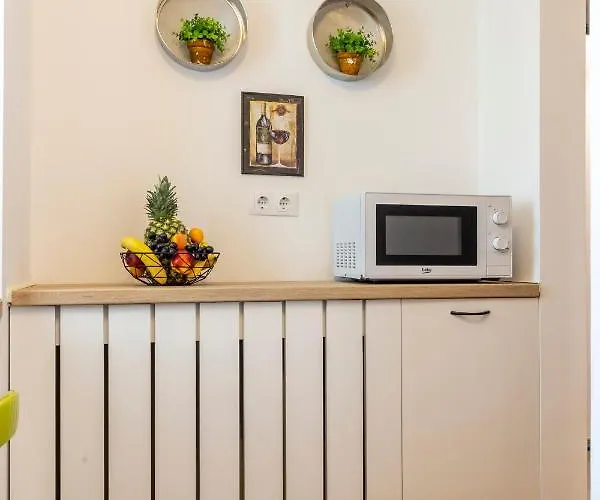 Piata Victoriei By Mrg *