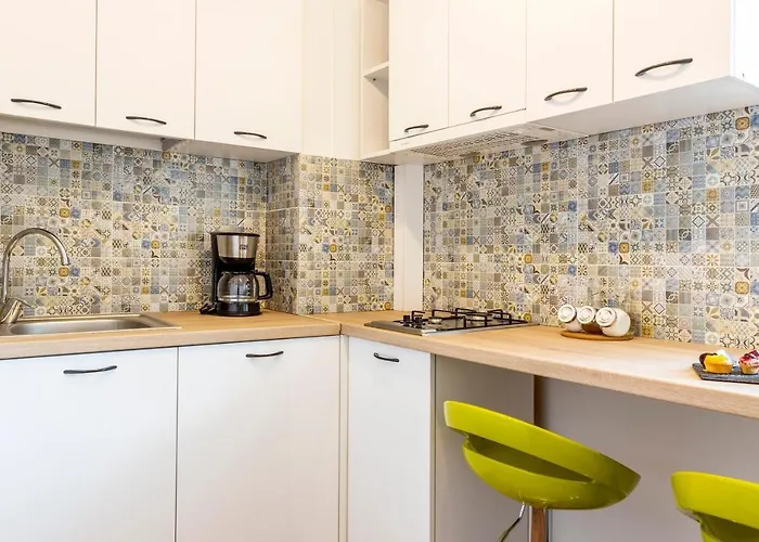 Piata Victoriei By Mrg * بوخارست