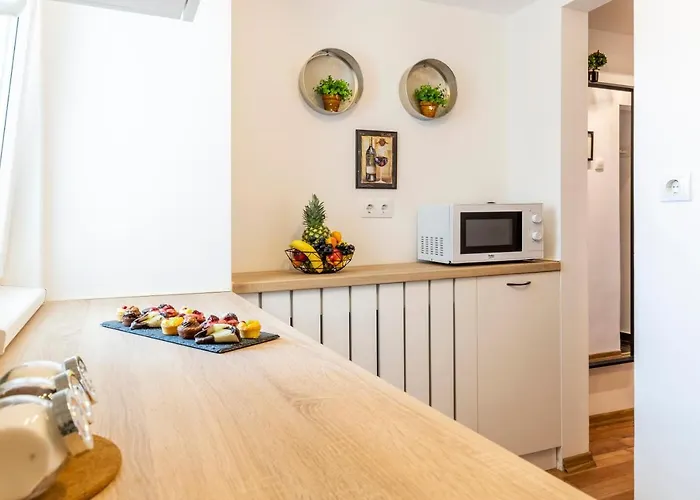 Piata Victoriei By Mrg