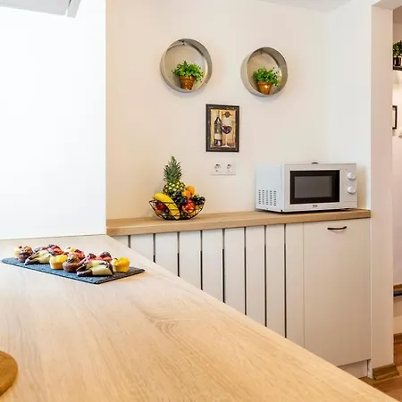 Piata Victoriei By Mrg